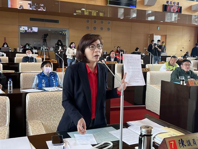 台中市议员陈淑华表示，市府更换购物节的名字办追加，根本换汤不换药。(林欣仪摄)