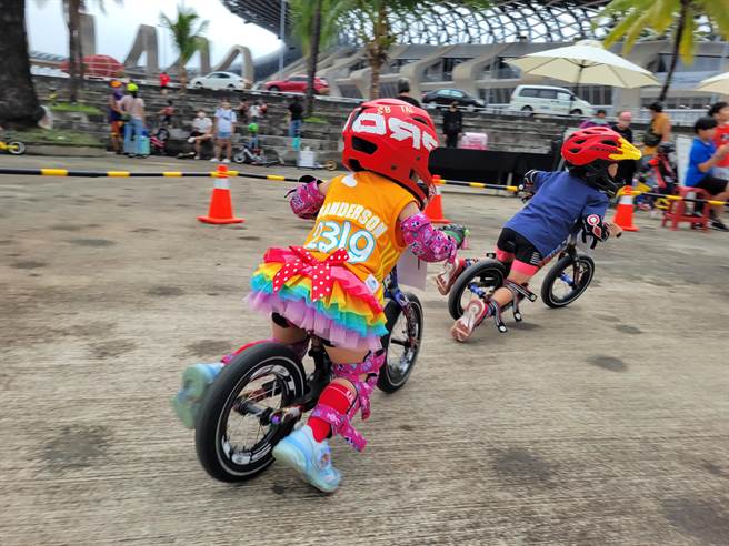 高市府运发局为了扩大推广平衡车运动，首度举办2023「顽真的」城市幼儿平衡车巡迴赛。（高市府运发局提供／洪浩轩高雄传真）