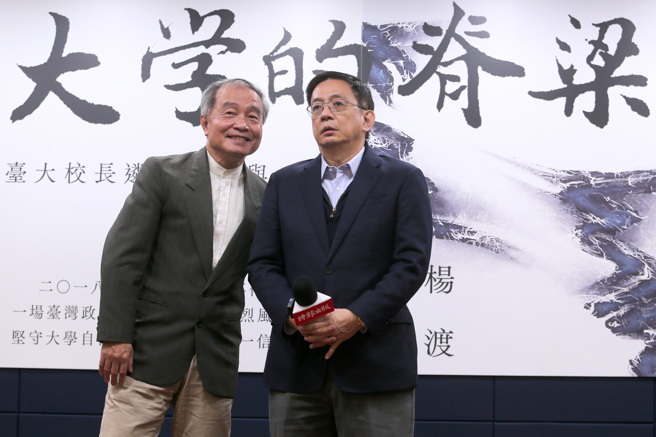 前台大校长管中闵（左）与知名作家杨渡合作撰写《大学的脊梁：臺大校长遴选事件与管中闵心情记事》，记录2018年臺大校长遴选事件过程，由杨渡访谈事件中重要相关人士，记录当年鲜为人知的关键内幕，事件主角的管中闵则写下18篇心路歷程记事。管中闵13日出席新书发表会，感谢事件过程中帮助过他的人。（黄世麒摄）