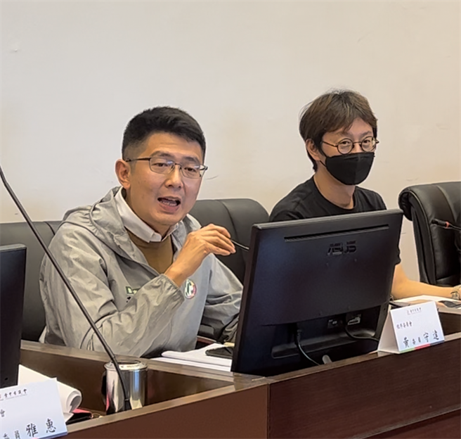 民进党议员江肇国(右起)、黄守达被视为有可能代表民进党参选台中第6选区立委的人选。(资料照片)