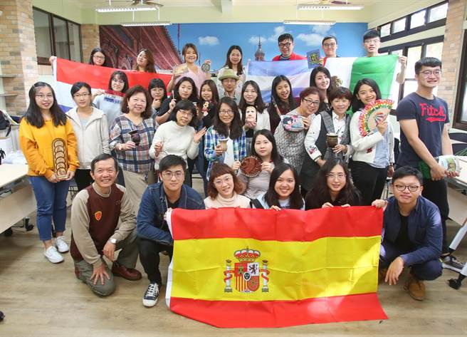 静宜西文系毕业生在外交、贸易及观光等领域皆有杰出表现。（静宜大学提供）