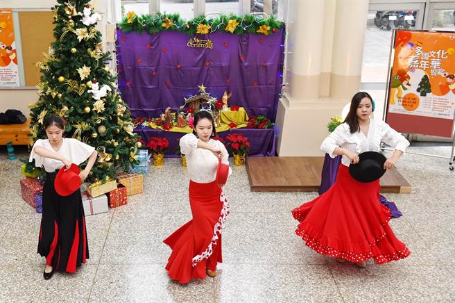 静宜西文系透过西文作文等学术竞赛，及戏剧公演、西文圣诞歌曲、戏剧比赛等，让学生拥有与眾不同的课外活动与社团成果。（静宜大学提供）