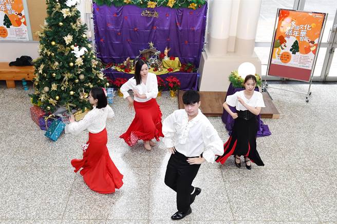 静宜西文系透过西文作文等学术竞赛，及戏剧公演、西文圣诞歌曲、戏剧比赛等，让学生拥有与眾不同的课外活动与社团成果。（静宜大学提供）