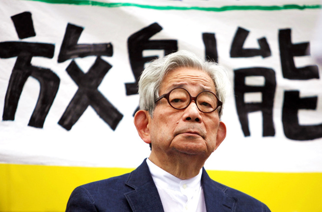 诺贝尔文学奖得主、日本着名作家大江健三郎于3日凌晨因衰老逝世，享寿88岁。图为2011年大江健三郎出席东京一场反核集会的画面。（资料照／路透社）