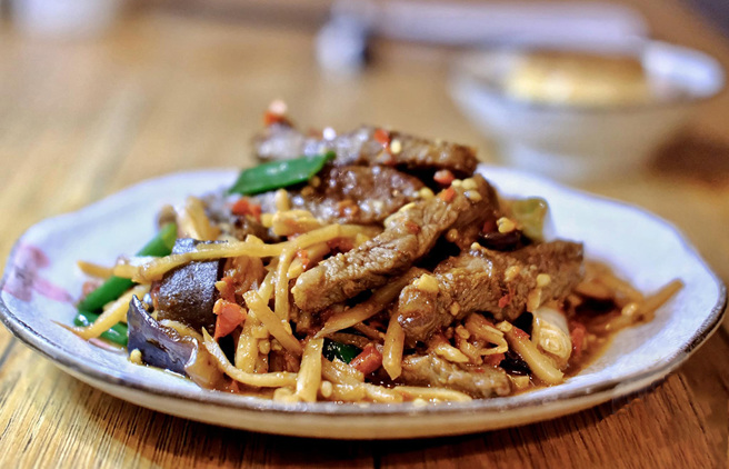 小團園除了招牌料值得推薦，也不定期推出新菜色，圖為潑辣筍絲菲力牛。(圖片提供/小團圓功夫私廚)