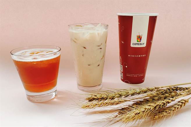COMEBUY「鲜萃大麦红茶」大杯35元，「鲜萃大麦奶茶」大杯55元，限时买两杯加赠一杯。（COMEBUY提供）