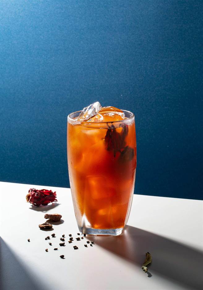 七日孅「鲜孅完美红」标榜口感醇厚散发天然果香，35元。（七日孅提供）