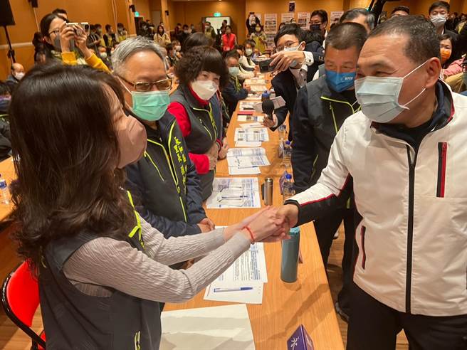 侯友宜与所有与会里长握手问候。（王扬杰摄）