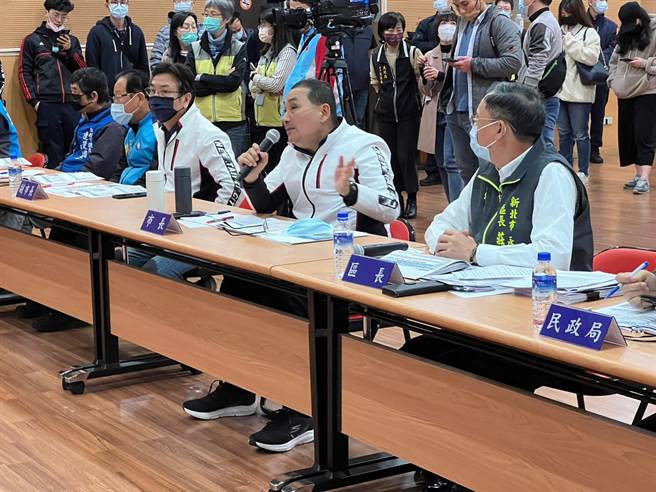 侯友宜主持今年首场行动治理座谈会。（王扬杰摄）