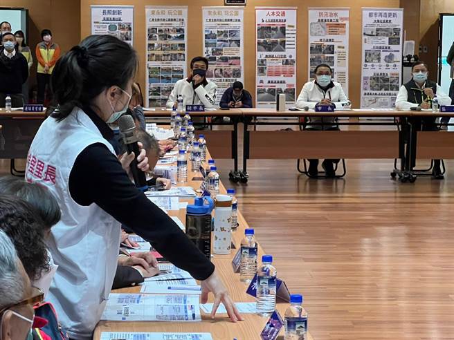 里长踊跃提出问题。（王扬杰摄）