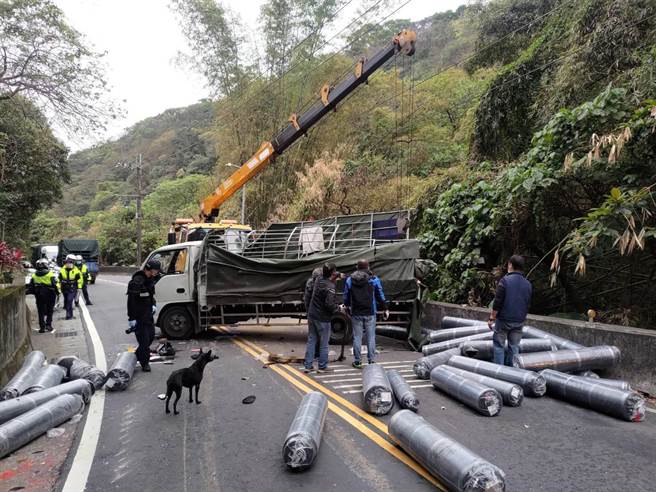 车祸现场一片混乱，货车上的货物掉落一地。（警方提供）