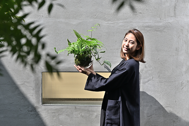 「植物對我來說不是工作或生意，而是生活的一部分」Dora對植物的愛表現在分享的熱忱上，她會細心了解顧客的居家光照環境，再給予適合的建議。(攝影/Carter)