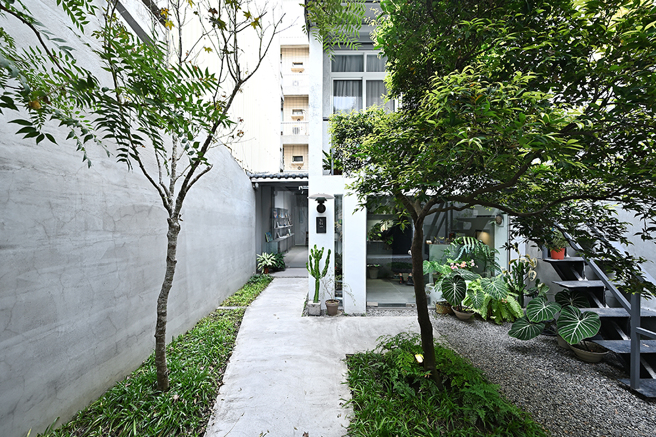 穿越「屋物清酒」的空間才能找到「苜一植栽」，恬淡靜謐，有種陶淵明「結廬在人境，而無車馬喧」的城市秘境感。(攝影/Carter)