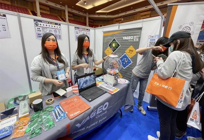 有廠商在徵才攤位上準備了扭蛋機，吸引學生詢問。（義守大學提供／林瑞益高雄傳真）