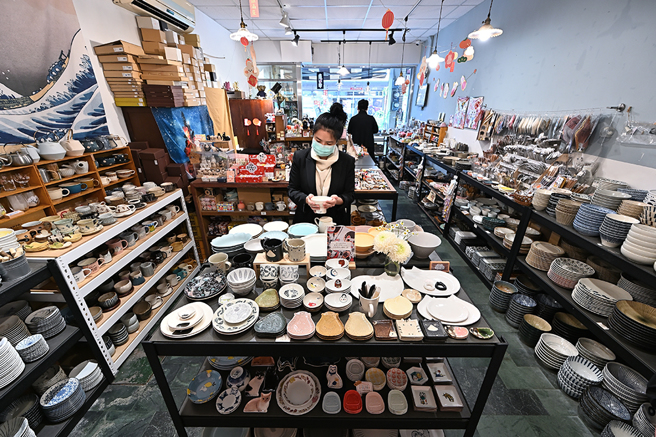 走進「坐坐」琳瑯滿目的食器雜貨森林，荷包很難不失守。(攝影/Carter)