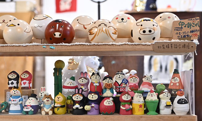 除了各式各樣的食器，店內也販售日本雜貨、招財御守等令人愛不釋手的可愛小物。(攝影/Carter)