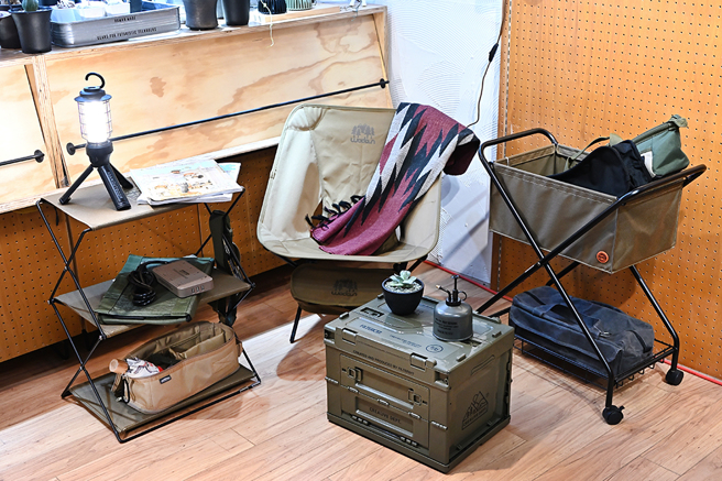 CREALIVE DEPT. 自有品牌的設計商品結合街頭流行、居家生活與戶外元素，例如折疊式三層櫃和折疊收納箱，都是可運用於露營野餐和居家生活的品項。(攝影/Carter)