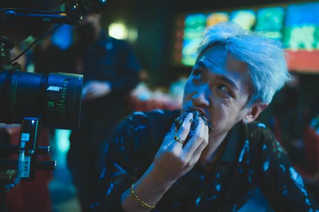 柯震東客串演出導演作品《黑的教育》開場的吃海鮮客人。（禾豐九路提供）