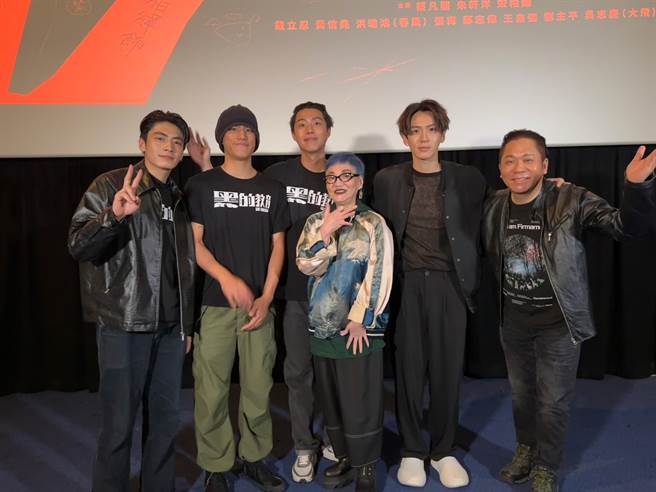 張小燕（右三）包場力挺《黑的教育》，卜學亮（右一）也出席。（禾豐九路提供）