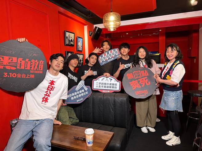 《黑的教育》和《本日公休》劇組大合影。（禾豐九路提供）