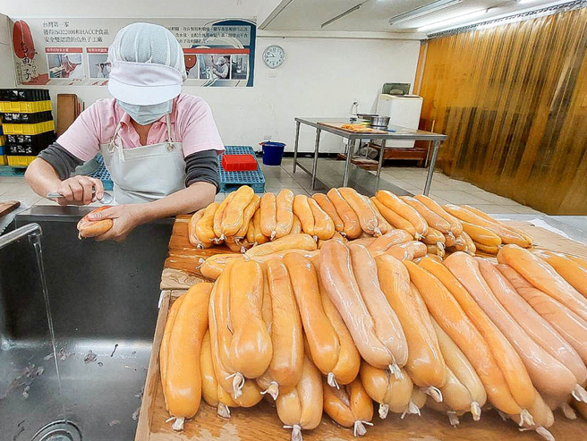 烏魚子製作仰賴師傅的經驗和手工，需要細心清洗並清除積血，才不會破裂。(攝影/Naru)