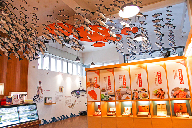 珍芳烏魚子為了推廣高雄的在地烏魚文化，開放前鎮區的工廠預約參觀，民眾可以認識烏魚子製程，嘗試烏魚子製作及燒烤等體驗課程。(攝影/Naru)