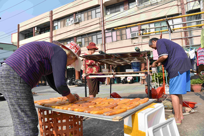 時至今日，沿海梓官一帶每逢冬至前後烏魚季節，還是能看到民眾晒烏魚子的光景。(圖片提供/高雄市立歷史博物館)