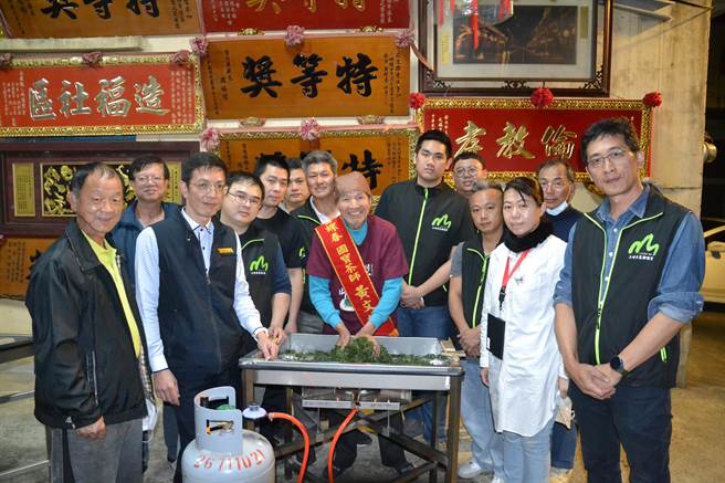 新北市三峡手工龙井茶已式微50年，被誉为国宝茶师的黄文雄为少数懂得揉茶的师傅，他陆续传授三峡茶农揉茶技巧，每日一对一指导练习，盼復兴手工龙井茶。（蔡雯如摄）