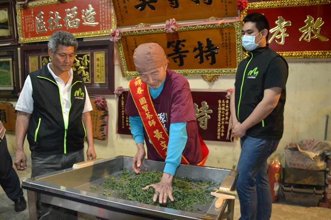 新北市三峡手工龙井茶已式微50年，被誉为国宝茶师的黄文雄为少数懂得揉茶的师傅，他陆续传授三峡茶农揉茶技巧，每日一对一指导练习，盼復兴手工龙井茶。（蔡雯如摄）