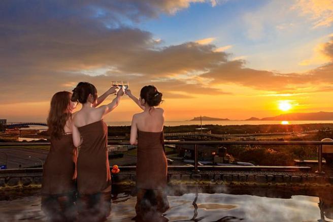 金山万里拥有温泉与海景，是假日出游好去处。（图／新北市政府观光旅游局提供）