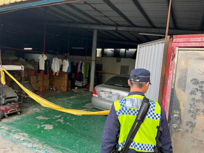 彰化和美和头路一处铁皮屋，今天下午2点左右发生一起凶杀案，同在工地工作的赖姓及洪姓板模工人，双方在谈话中一言不合起了口角，赖男竟持刀朝着洪男砍去。(民眾提供／吴建辉彰化传真)