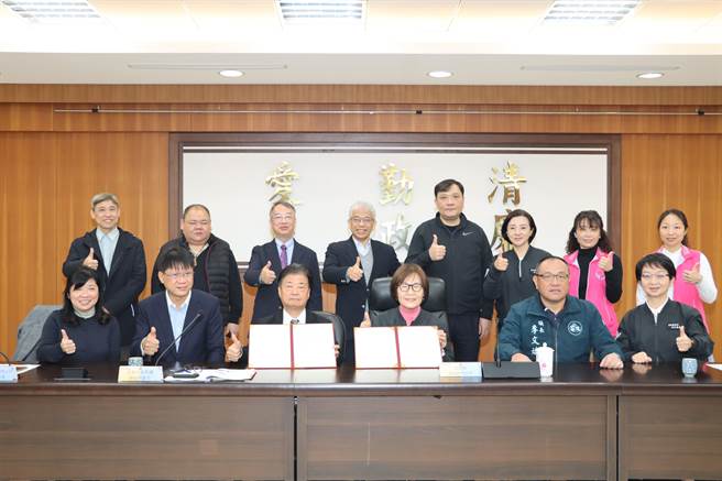 眾人合影留念。（苗栗县政府提供／李京升苗栗传真）