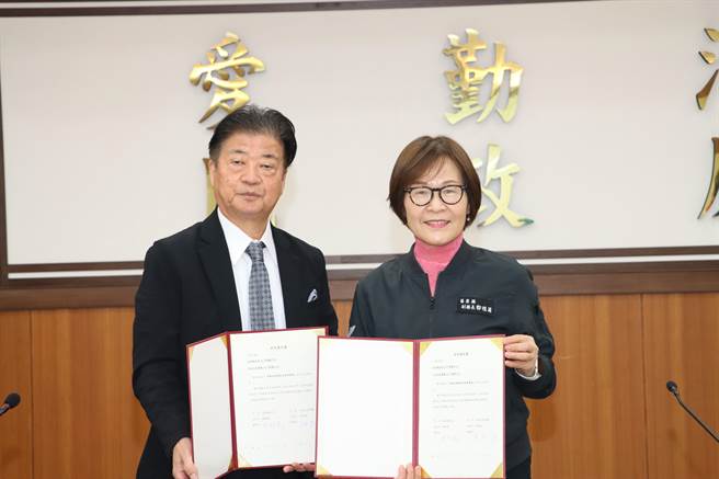 副县长邓桂菊与神成裕会长合影。（苗栗县政府提供／李京升苗栗传真）