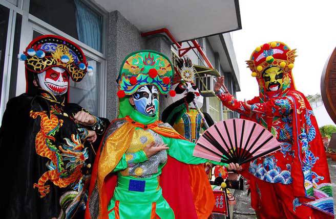 川剧变脸示意图，照片人物与新闻无关。（资料照片/庄哲权摄）