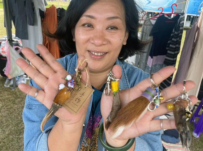 皮雕艺术家张玛莉将射耳祭未利用的山羌头角、尾巴及脚蹄回收，加工后制成台东限定版纪念品。（庄哲权摄）