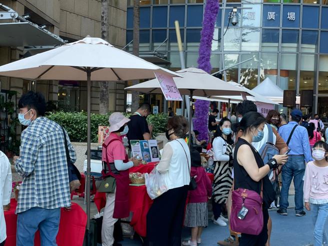 從邊學邊做的創業學習模式，提升至女力市集實作中聚焦訓練，讓每位學員的創業學習更具成效。(高雄市社會局提供)