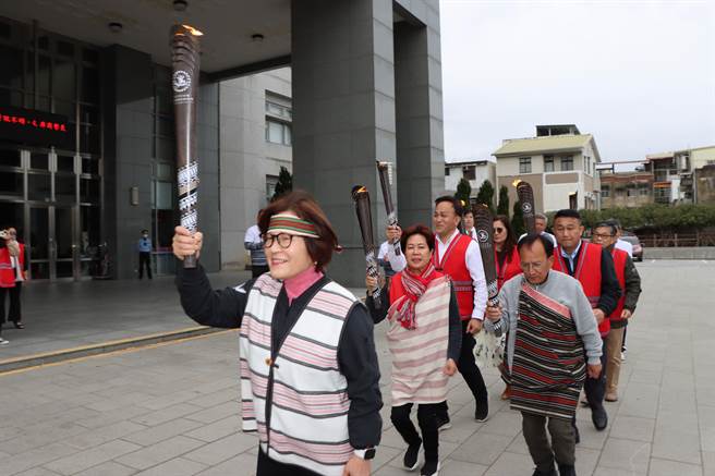 副县长邓桂菊等人传递圣火。（苗栗县政府提供／李京升苗栗传真）