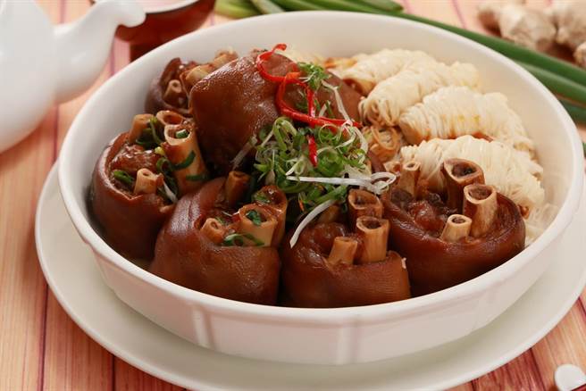 「祥福添寿猪脚麵线」，每份1280元。（业者提供）