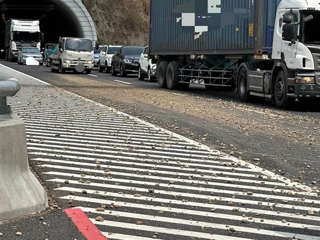 國道4號東向20.7公里處，13日發生2傷交通事故。（警方提供／陳淑娥台中傳真）