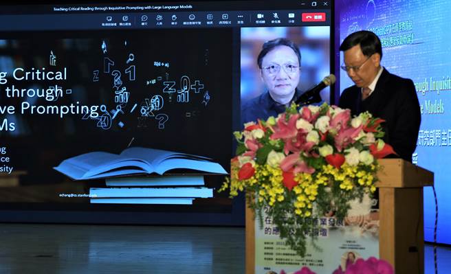 亚大校长蔡进发（右）当场介绍史丹佛大学教授张智威，在美国时间晚间7时，视讯同步参与亚大ChatGPT论坛。（亚大提供／张妍溱台中传真）