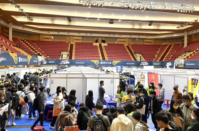 「2023校園徵才博覽會」會場也有很多大二與大三的學生提前來認識未來的就業環境。(提供/義守大學)