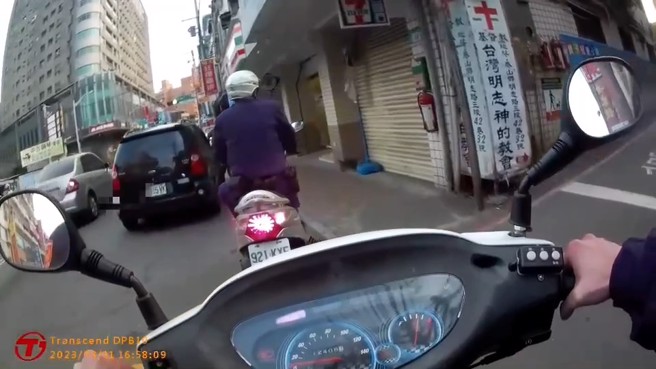 林口警巡逻时发现一辆车违停在明志路三段上。（简铭柱翻摄）