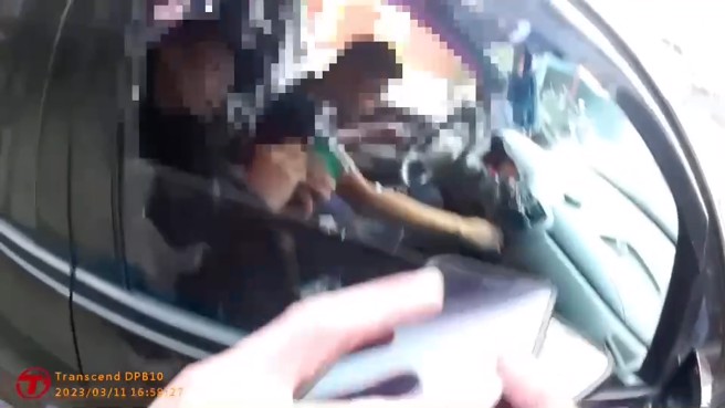 陈男坐在副驾驶座，一脸镇定无所谓的样子，当员警要求他配合查验身分时，他竟然还谎报他人身分，但因照片完全对不上，被警方带回派出所调查。（简铭柱翻摄）