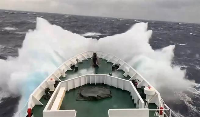 我国籍「升丰128号」渔船于2月18日在太平洋公海失联，海巡署台南舰歷经16天的搜寻未果，于3月9日返航。（海委会提供／林瑞益高雄传真）