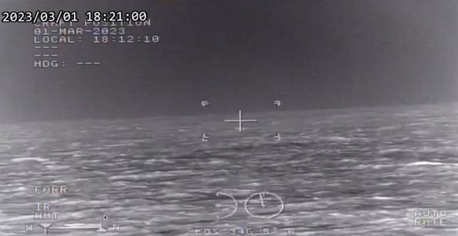 我国籍「升丰128号」渔船于2月18日在太平洋公海失联，海巡署台南舰日夜搜寻，图为夜间搜寻情形。（海委会提供／林瑞益高雄传真）