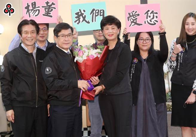 台电8日举行卸新任董事长、总经理交接典礼，卸任董事长杨伟甫（前中）在典礼后的欢送会中接受员工的献花祝福，离开台电。（本报资料照片）