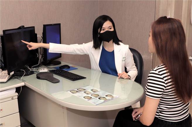 70歲陳阿姨罹患白斑症50餘年，常感到困擾又不自信，接受皮膚自體色素移植治療6個月，色素幾乎完全複色，助陳阿姨恢復自信。（大里仁愛醫院提供／潘虹恩台中傳真）