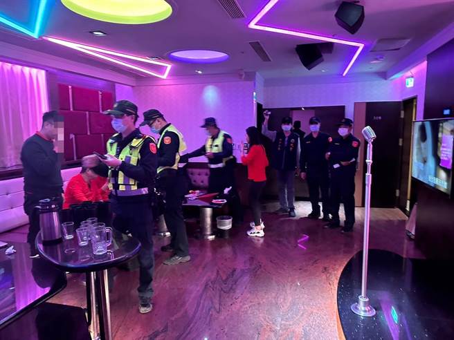 苗栗警方前往各大酒吧、KTV等场所扩大临检。（苗栗县警察局提供／李京升苗栗传真）