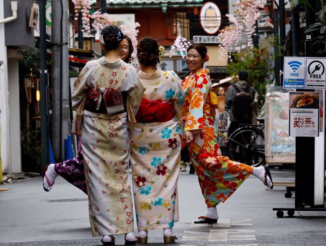 日本是最晚松绑官方口罩令的主要经济体之一，即便是没有严格法规或处罚来约束，全国民眾也几乎普遍戴好口罩。（图/ 路透社）