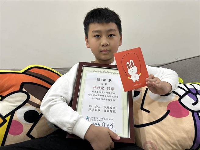 台北市新湖國小3年級學生林牧勛在網路上見花蓮門諾醫院建院需求與故事，寒假期間與母親製作兔年卡片義賣，將1000多元所得全數捐出，獲得院方肯定，大讚他是最佳小小公益代言人。（門諾醫院提供）